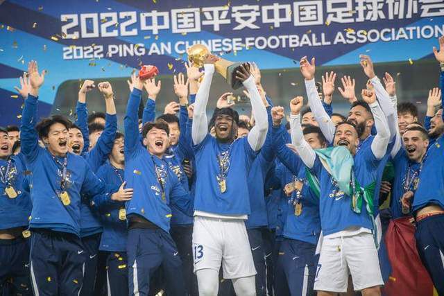 20世纪40年月末，古老的中华平易近族迎来了决议命运的主要时刻。国共两党的抗争进进攻坚阶段，辽沈战争和淮海战争后，蒋介石（赵恒多 饰）遭到极年夜震动，意图撤回华北六十万国军进进淮海，修建一条坚忍的江淮防地。在此求助紧急关头，毛泽东主席（古月 饰）在西柏坡发出指令，授意林彪（马绍信 饰）带领东北野战军奥秘逾越长城，会同聂荣臻的华北野战军倡议平津战争，朋分傅作义（李定保 饰）军团以作各个消灭。傅一面婉拒美国权势进住华北的要求，一面说服总统撤销戎行南撤的动机，顺遂在华北获得空前的权利。谁知在此时代，解放军已暗暗完成对平津的包抄。傅作义感应年夜势已往，决议经由过程身为共产党员的女儿冬菊（陈红梅 饰）与敌手和谈。只是和平的果实来之不容易，在此之前还要承受更多的考验……本片为中国共产党降生七十周年数念作品，是年夜决战三部曲的第三部。